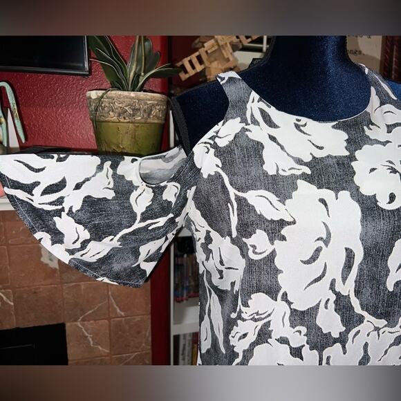 INC Cold Shoulder Black white mid sleeve textured floral print blouse Medium - Picture 3 of 10